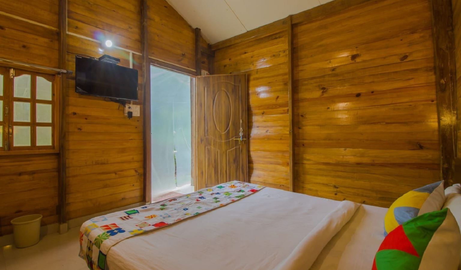 rooms-deluxe-ac-wooden-cottage