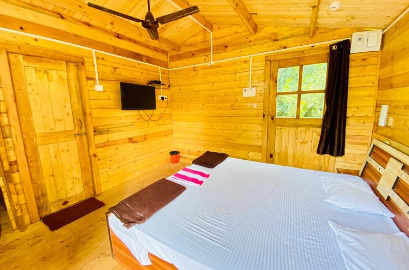 rooms-deluxe-ac-wooden-cottage