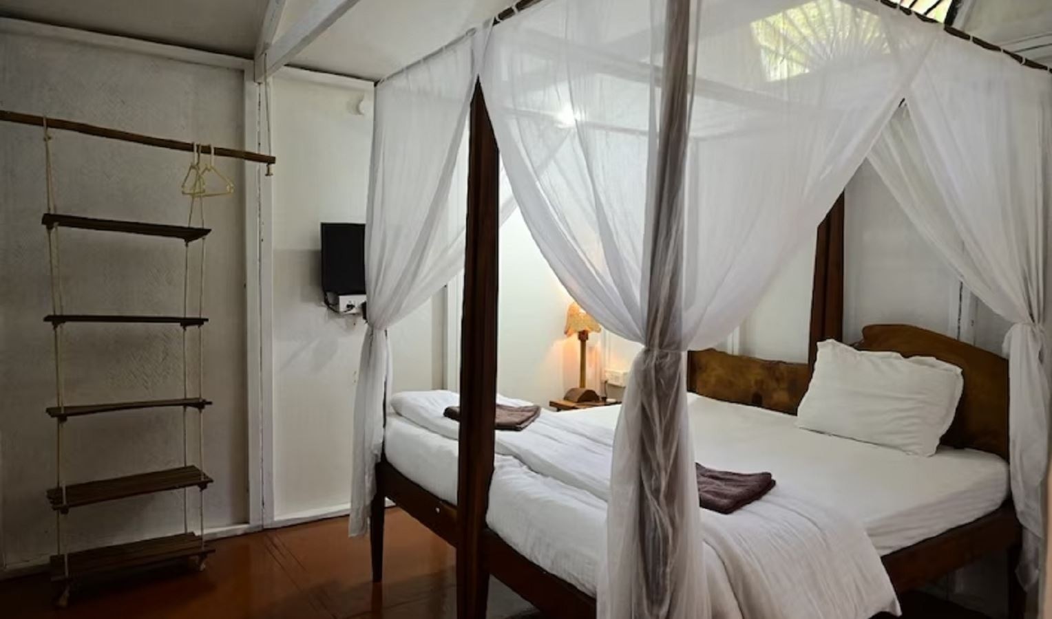 rooms-wooden-deluxe-cottage-ac