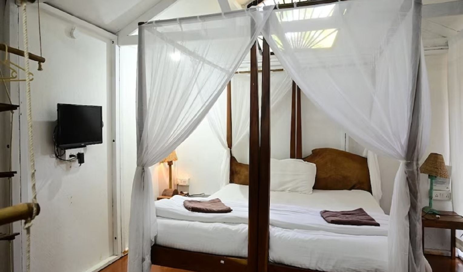 rooms-wooden-deluxe-cottage-ac