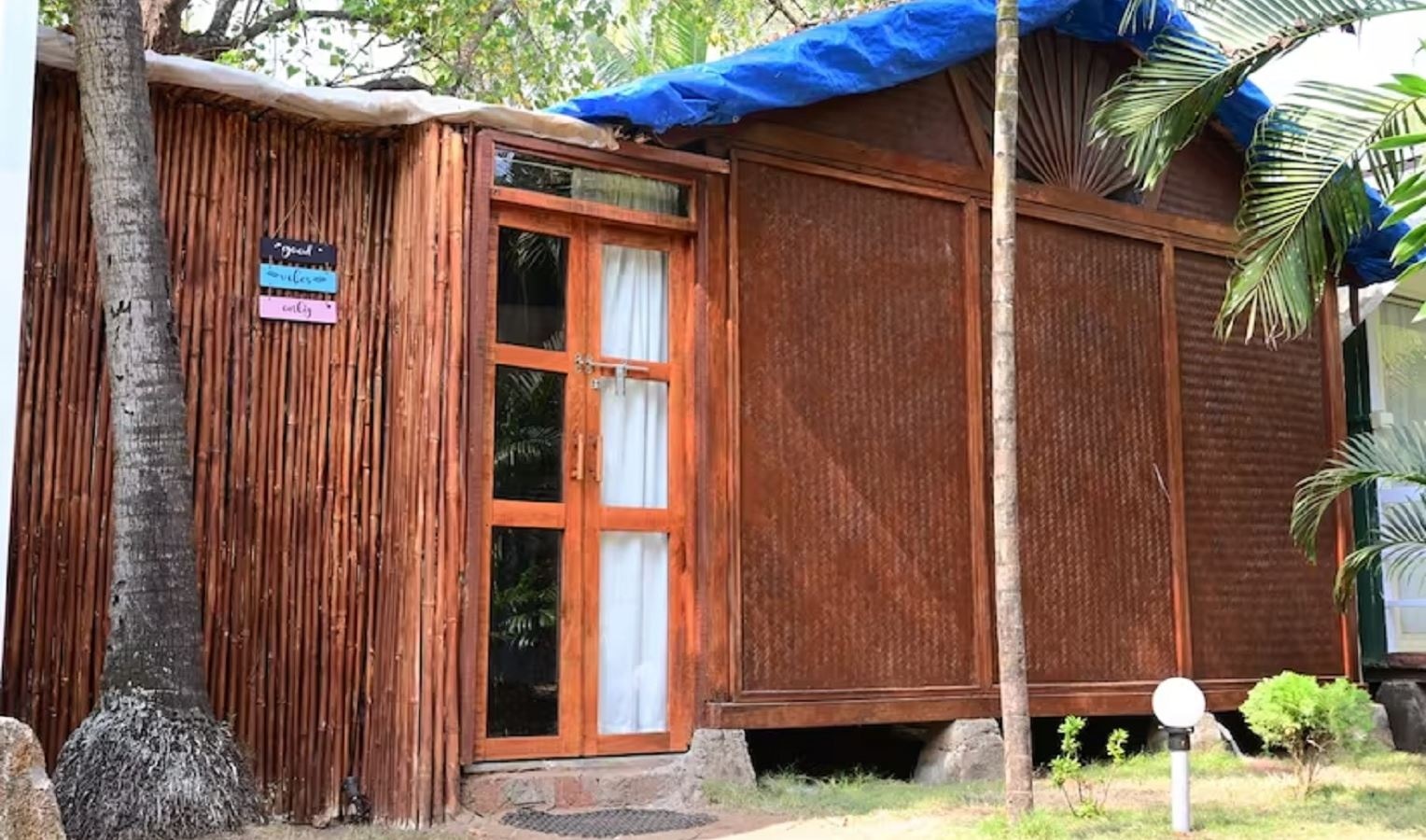 rooms-wooden-deluxe-cottage-ac