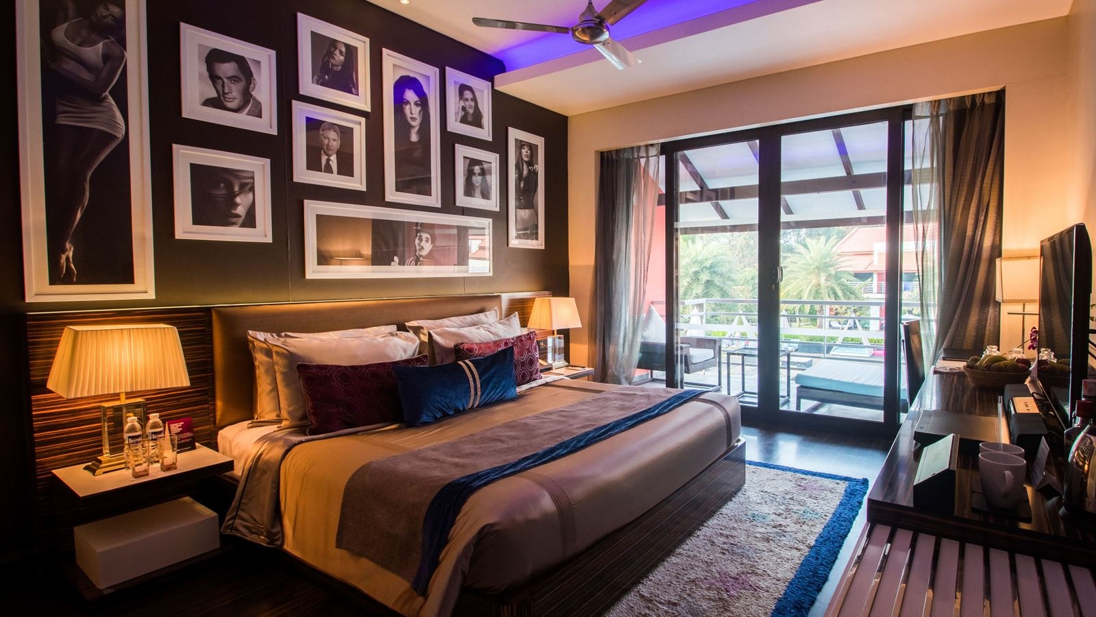 rooms-luxury-pool-view