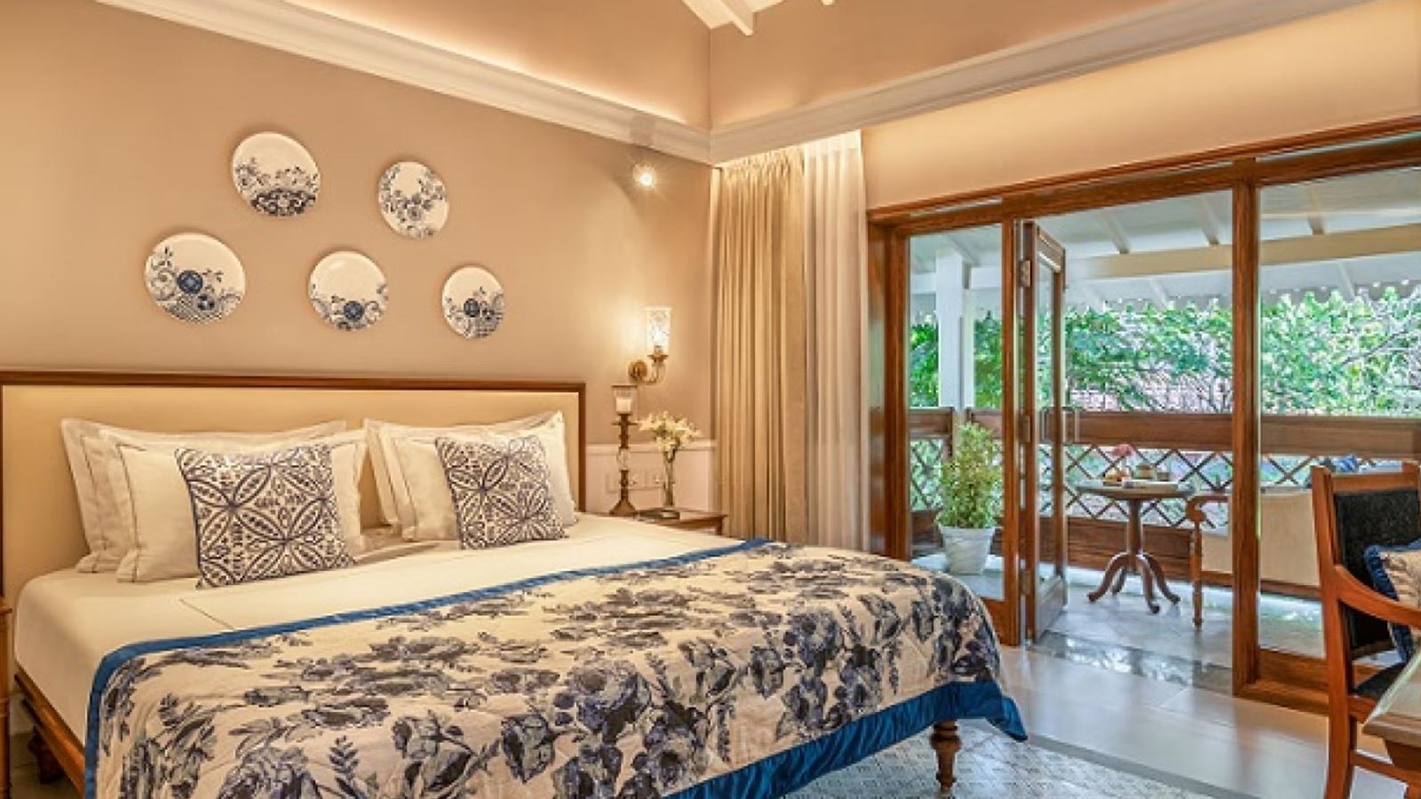 rooms-luxury-sea-view-with-balcony