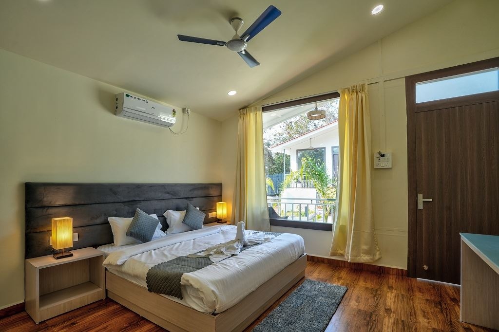 rooms-deluxe-cottage-ac-with-balcony