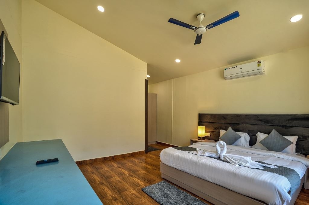 rooms-deluxe-cottage-ac-with-balcony