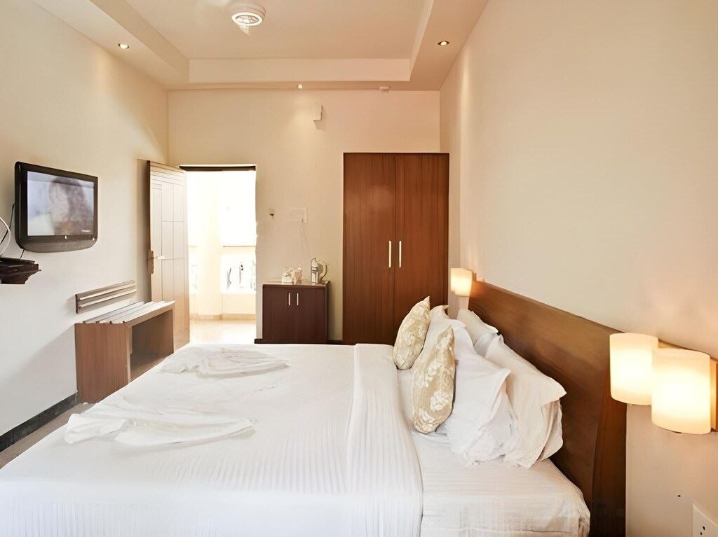 rooms-delight-ac-with-balcony