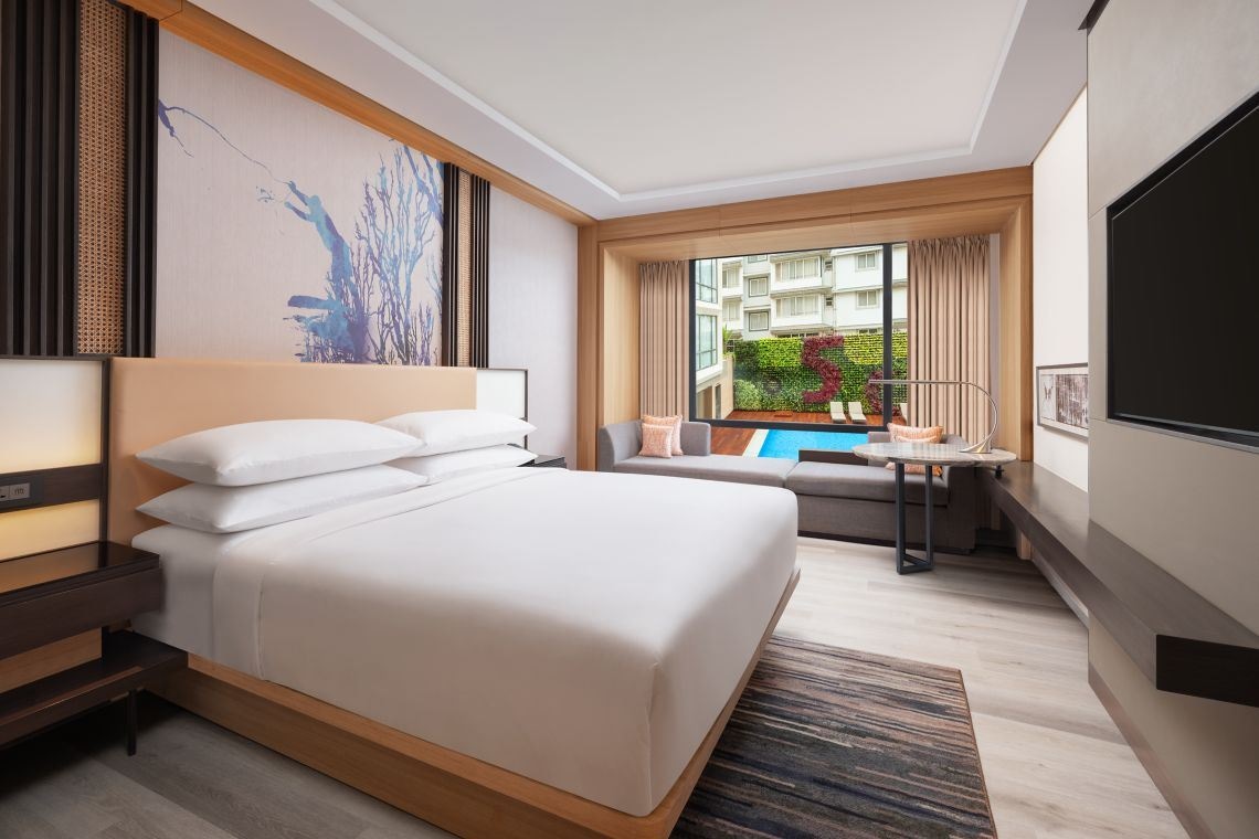 rooms-deluxe-pool-facing-room