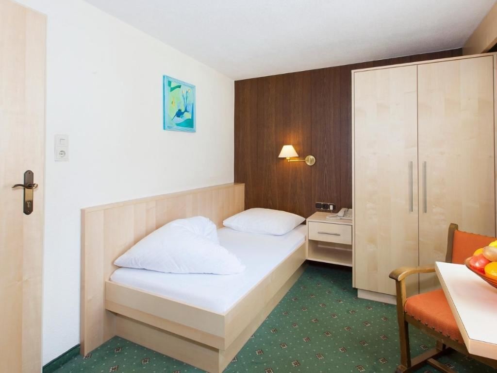 rooms-single-deluxe-room