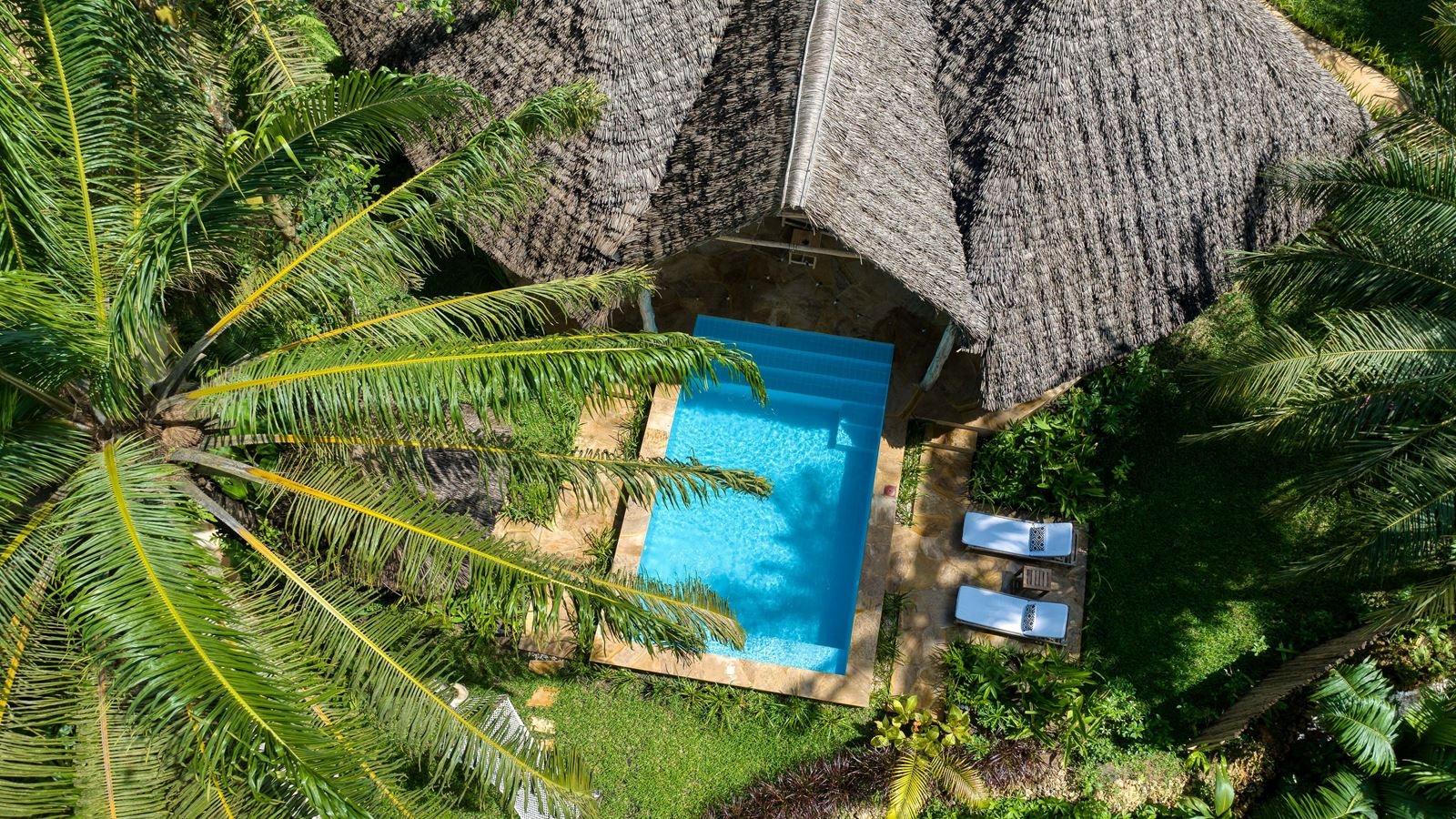 rooms-luxury-garden-villa-with-pool