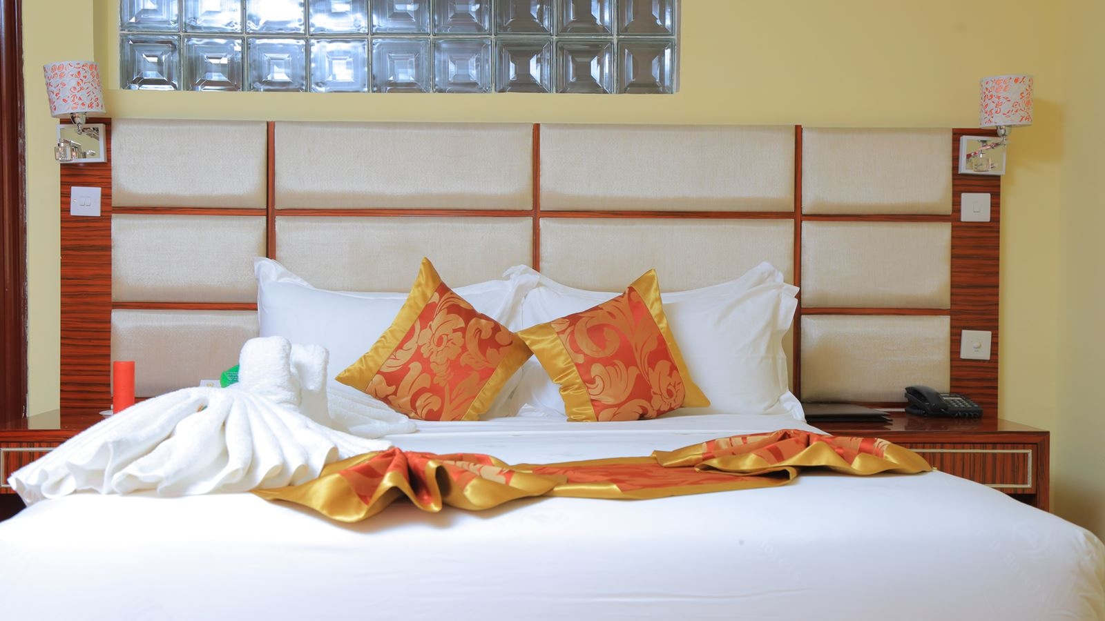 rooms-double-deluxe-king-bed