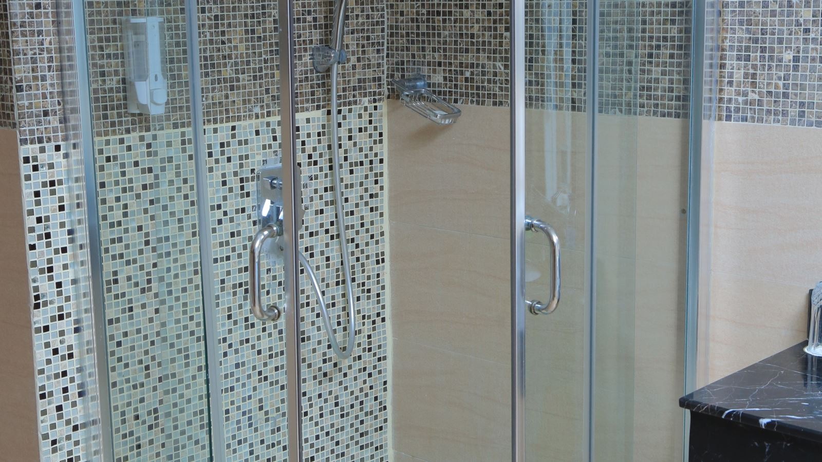 rooms-double-deluxe-king-bed