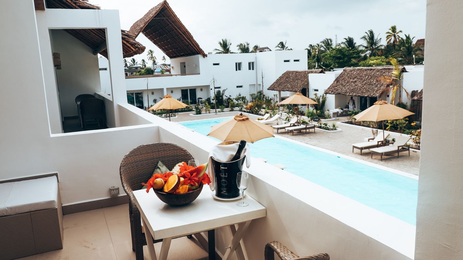 rooms-deluxe-pool-view