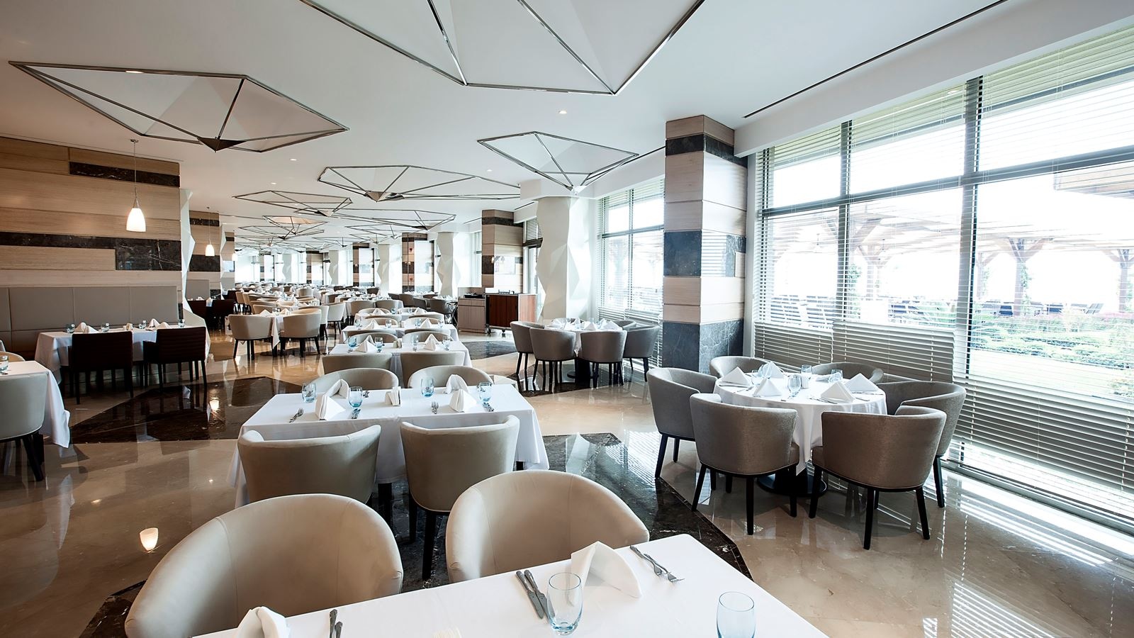 restaurants-reflection--restaurant