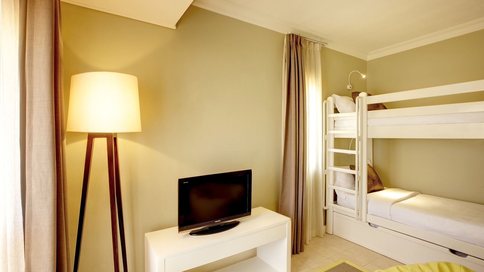 rooms-ocean-view-family-room