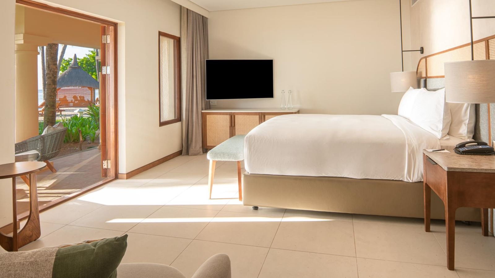 rooms-beachfront-junior-suite