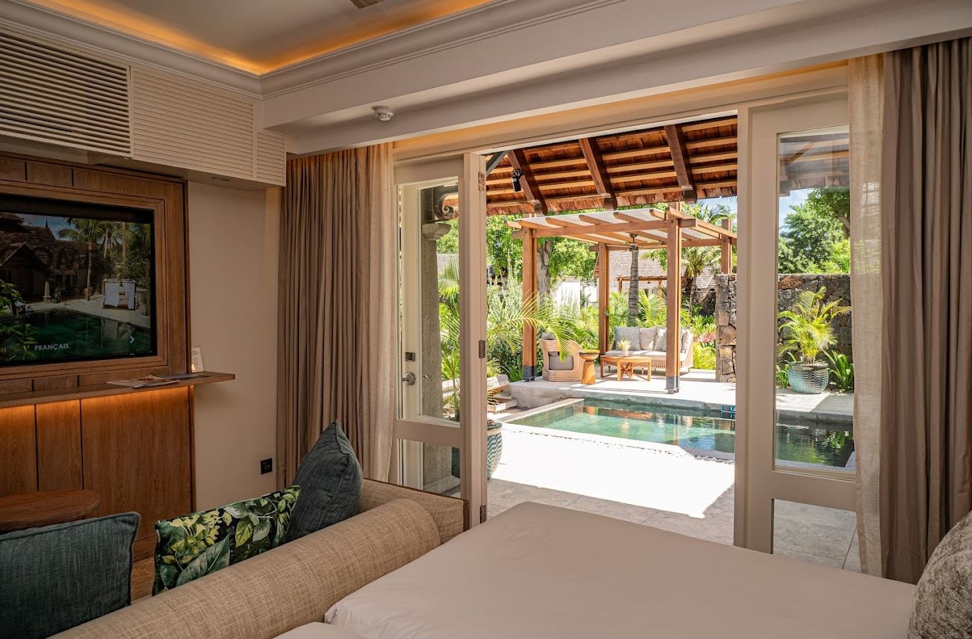 rooms-family-luxury-suite-pool-villa
