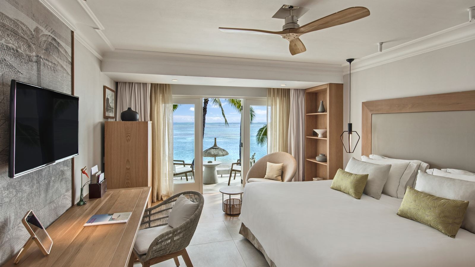 rooms-deluxe-beachfront-room