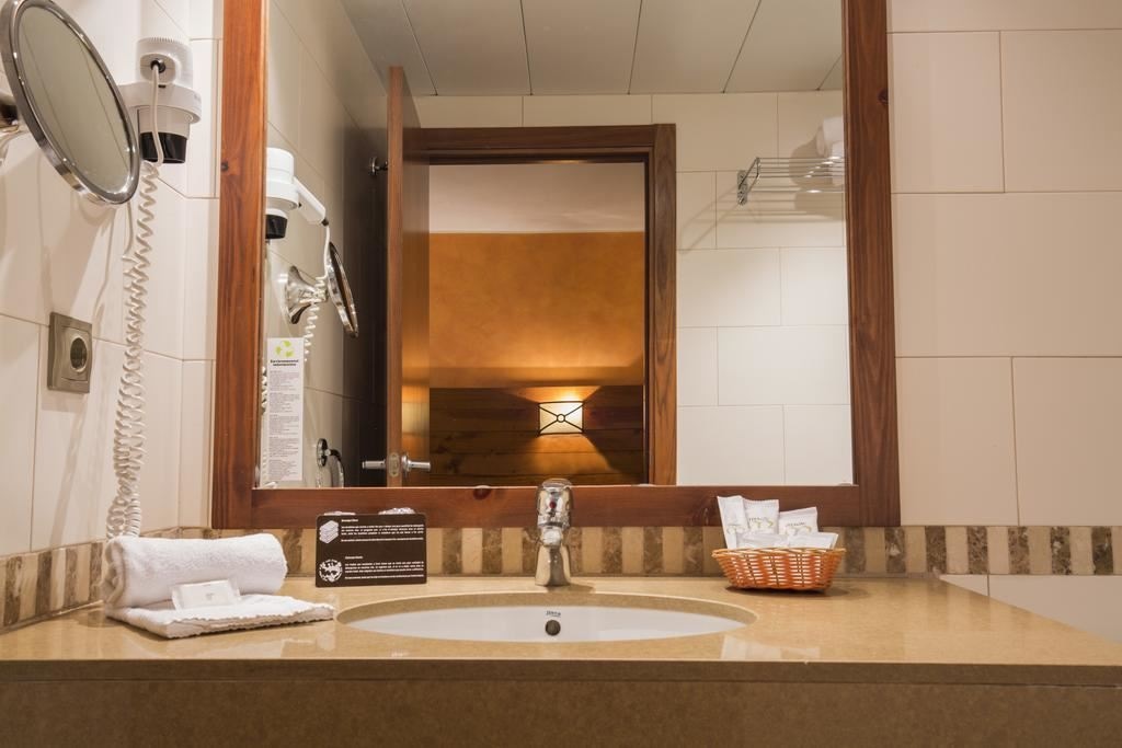 rooms-quadruple-room