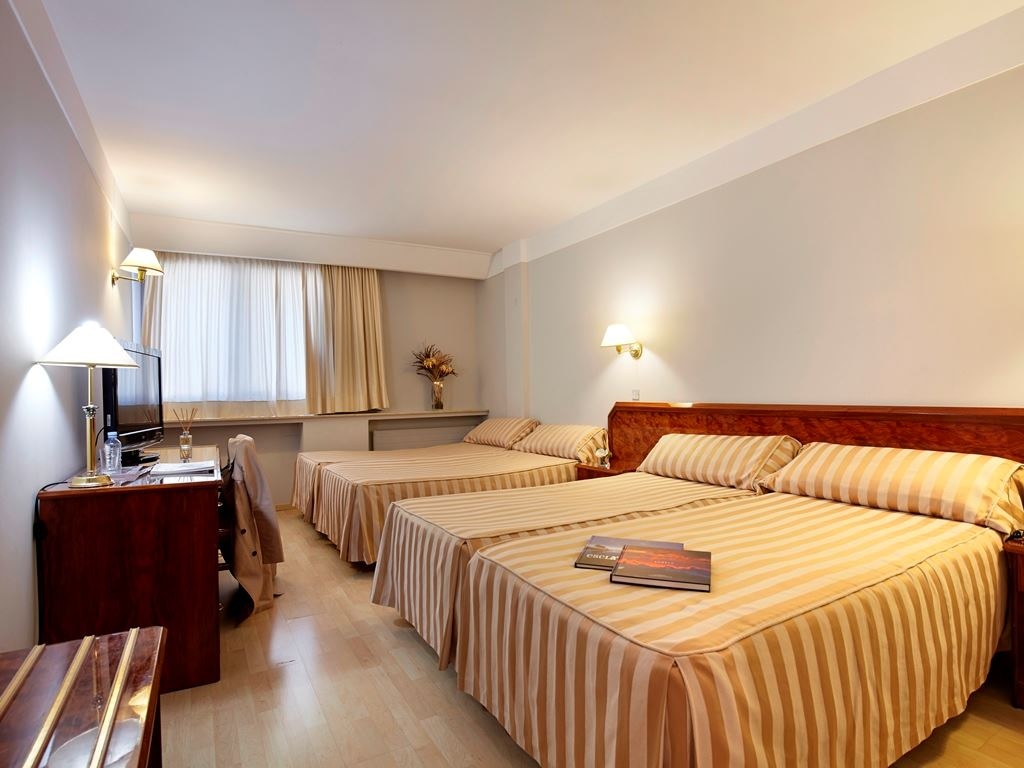 rooms-quadruple-room