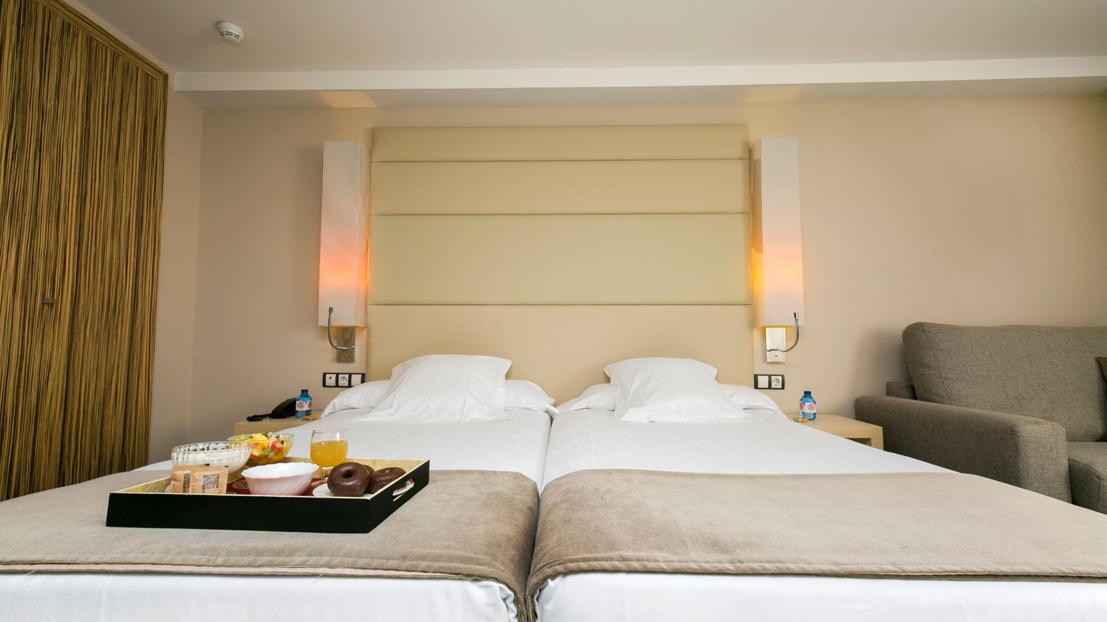 rooms-double-room-with-french-bed