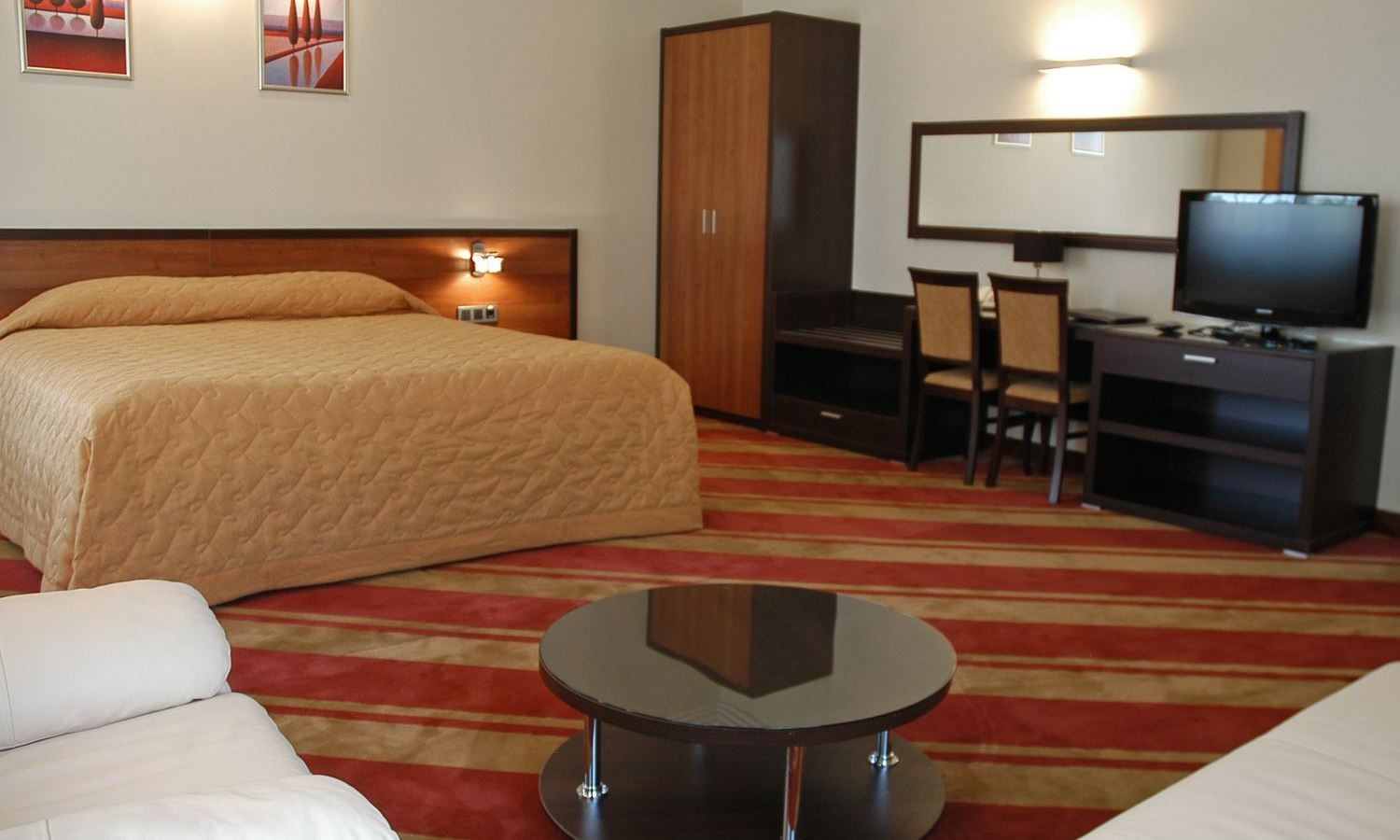 rooms-2local-business-building-no-2