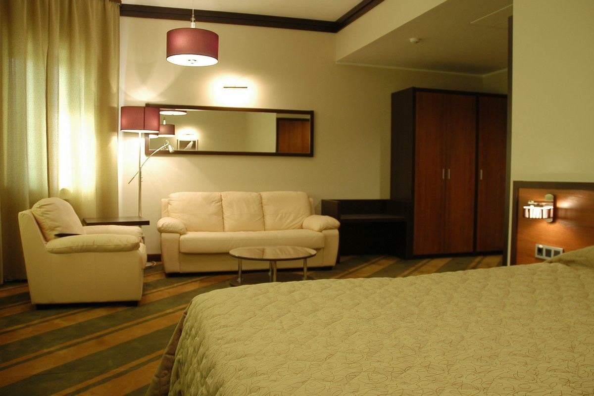 rooms-2local-business-building-no-2