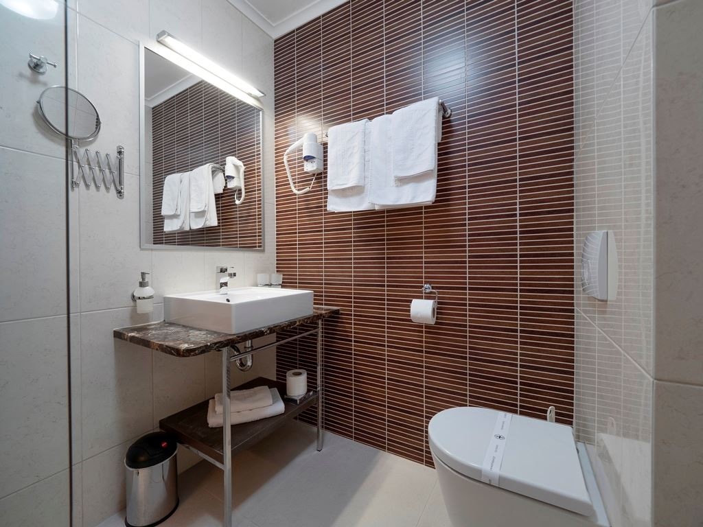 rooms-quadruple-room