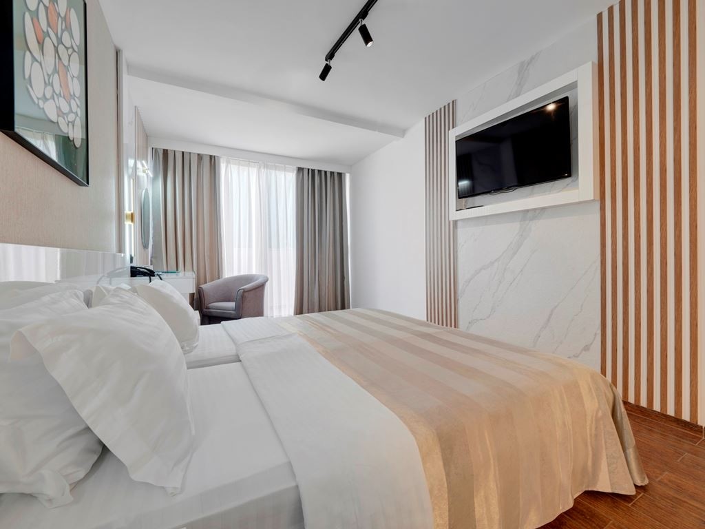 rooms-triple-room-sea-view-main-building