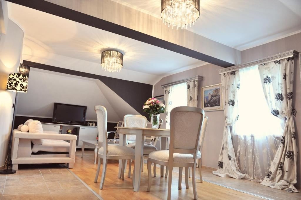 rooms-penthouse-suite-separate-bedroom