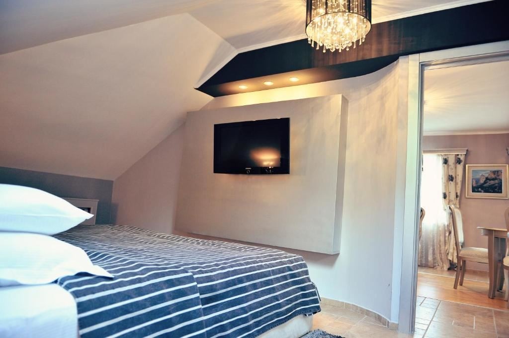 rooms-penthouse-suite-separate-bedroom