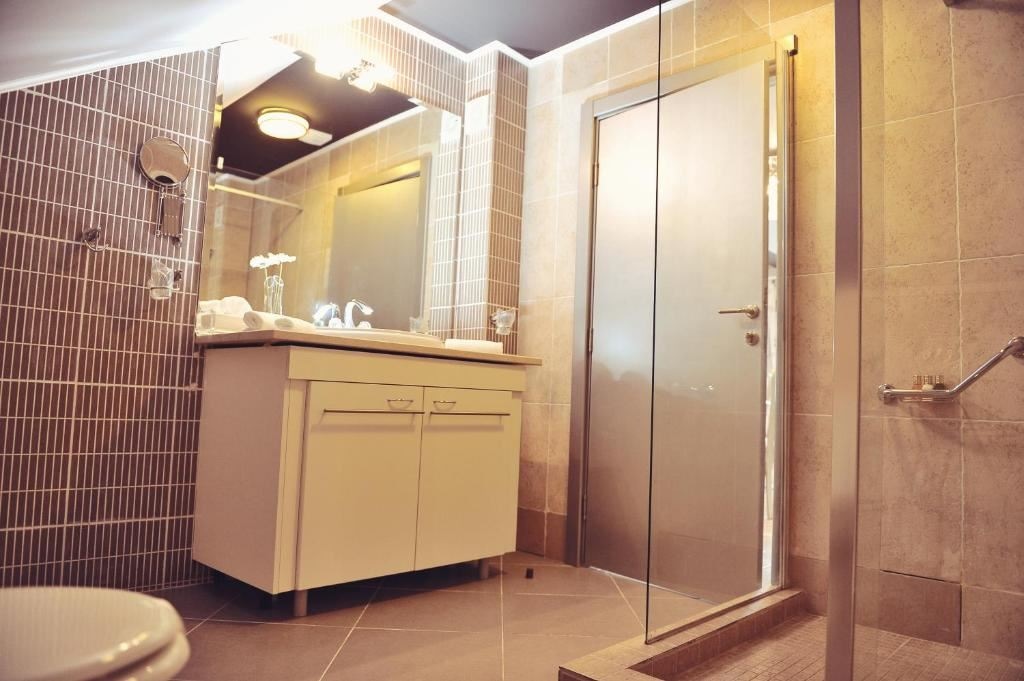 rooms-penthouse-suite-separate-bedroom