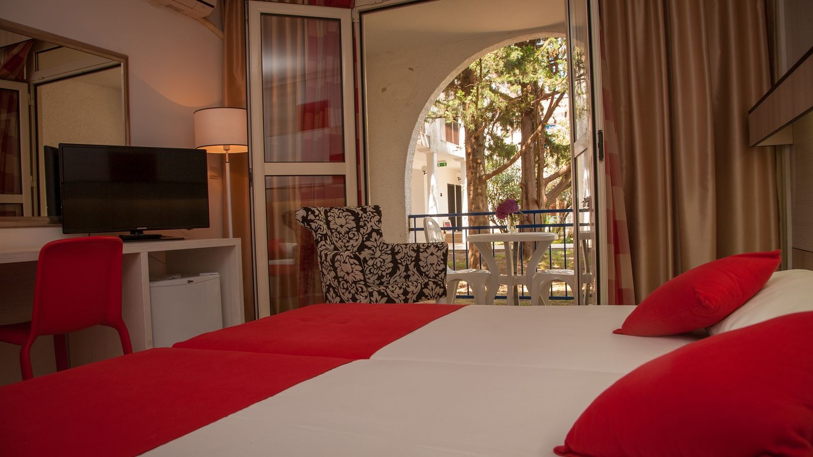 rooms-double-room-extra-bed-with-balcony-spo