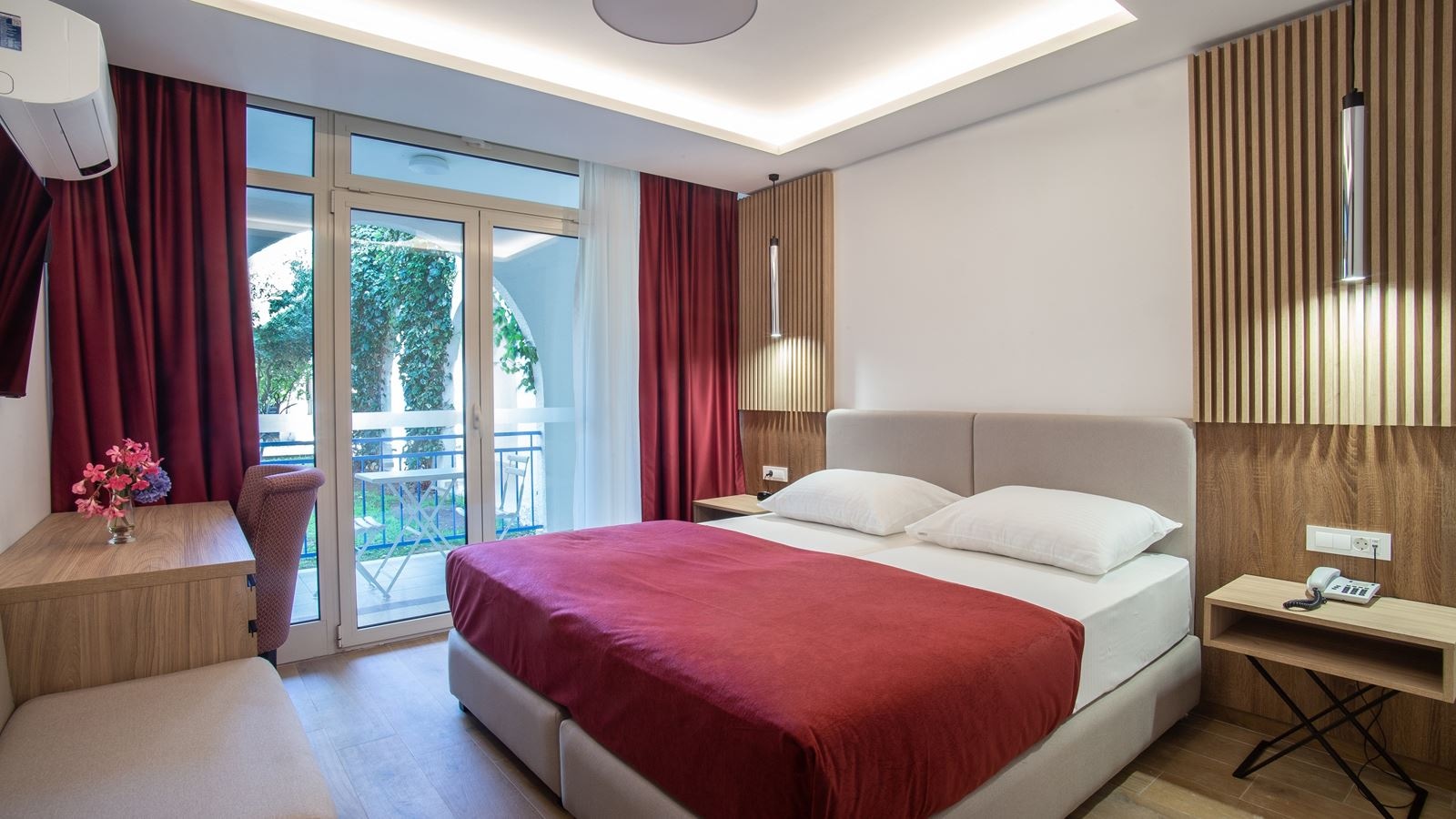 rooms-premium-double-room-extra-bed-with-balcony-spo-renovated