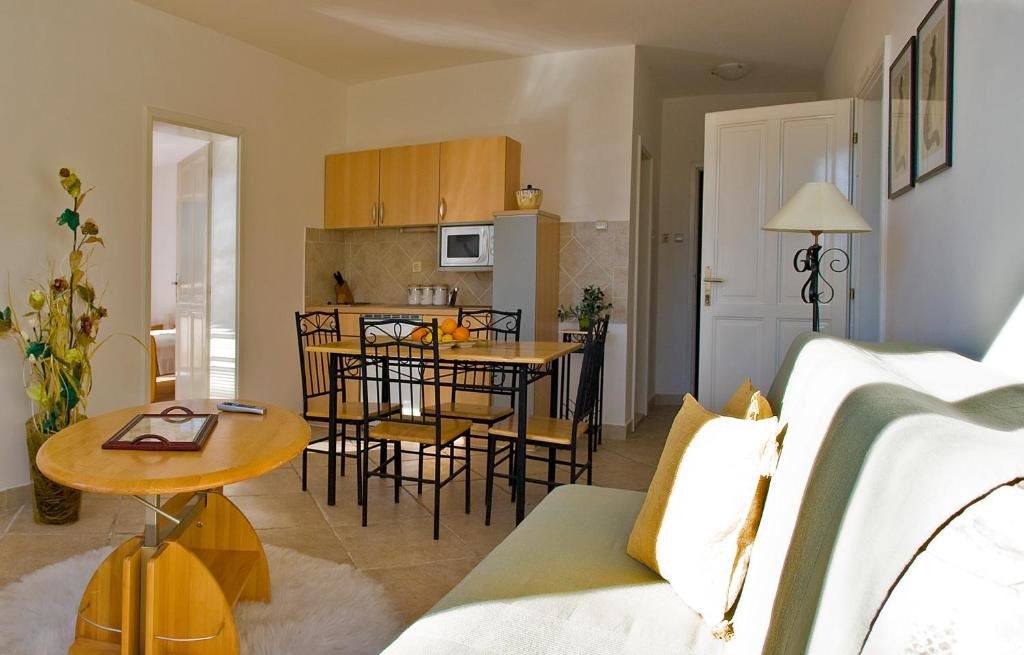 rooms-deluxe-apartment-sea-view-7-pax