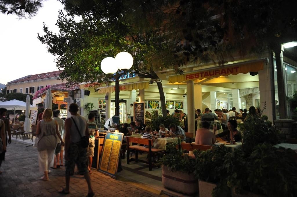 restaurants-restaurants