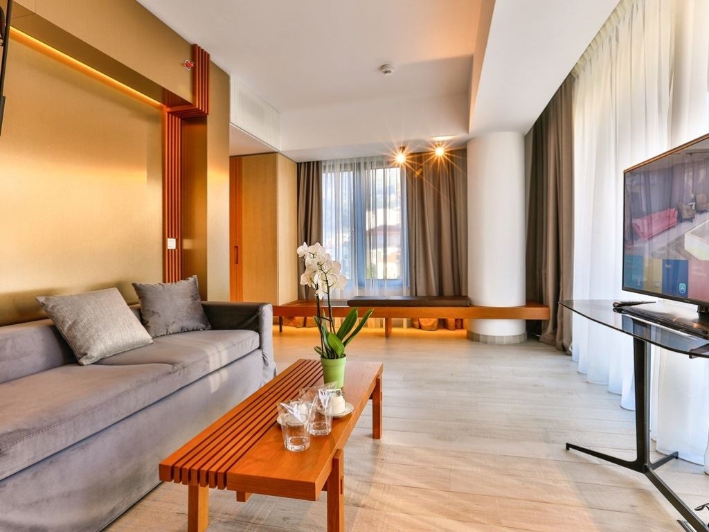 rooms-superior-suite-partial-sea-view