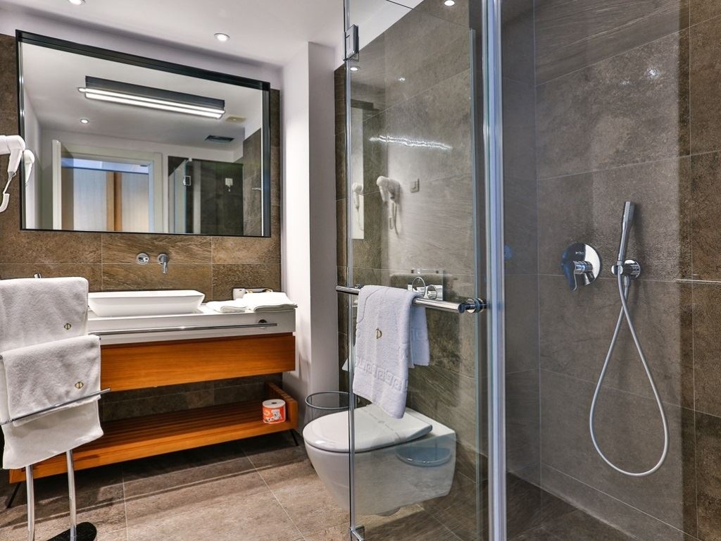 rooms-superior-suite-partial-sea-view