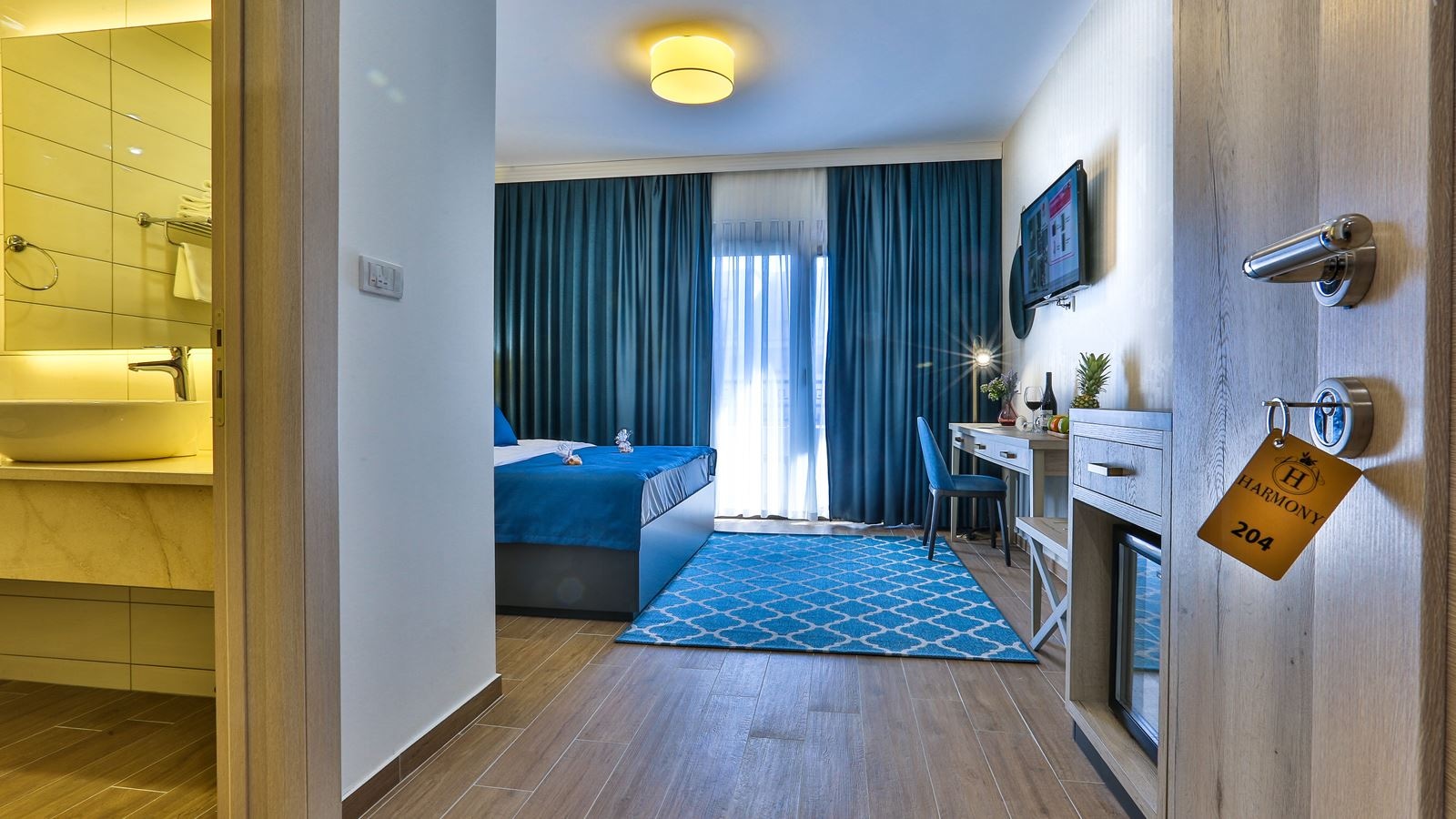 rooms-standard-double-room-pool-view