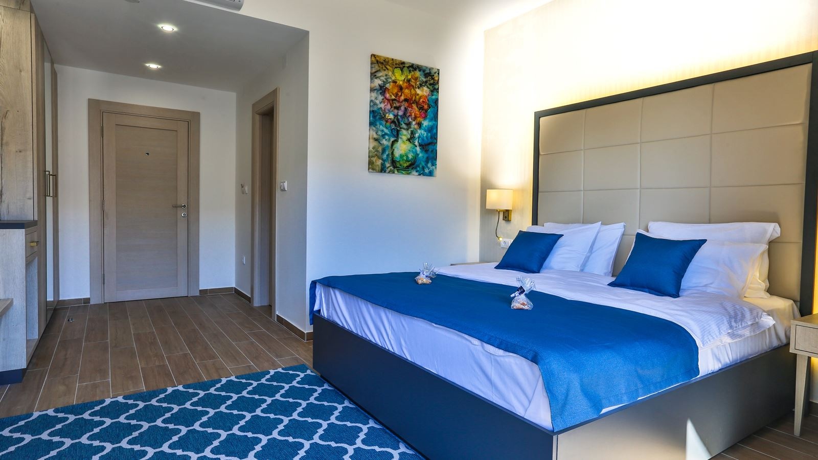 rooms-standard-double-room-pool-view