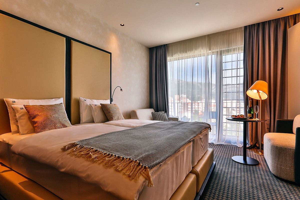 rooms-deluxe-room-sea-view