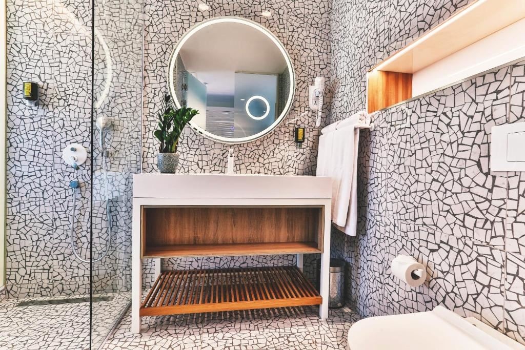 rooms-double-deluxe-room-side-sea-view