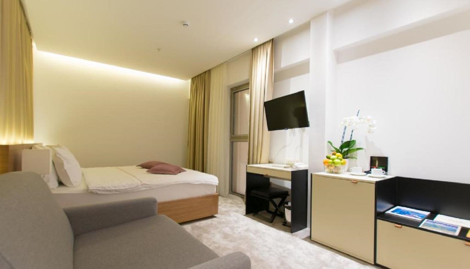 rooms-standard-room-atrium-view