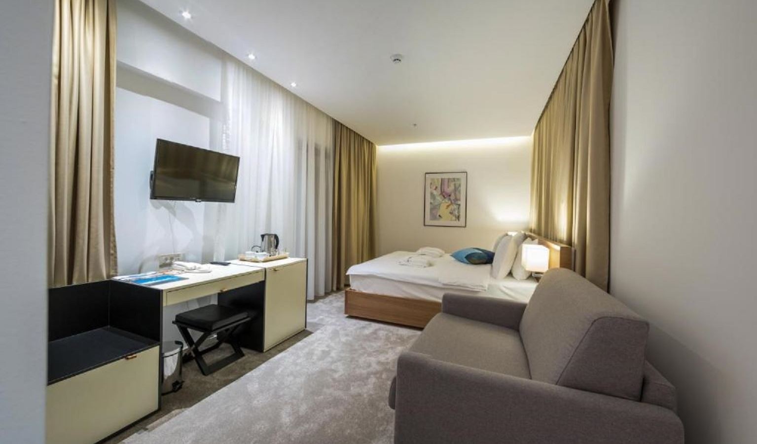 rooms-standard-room-atrium-view