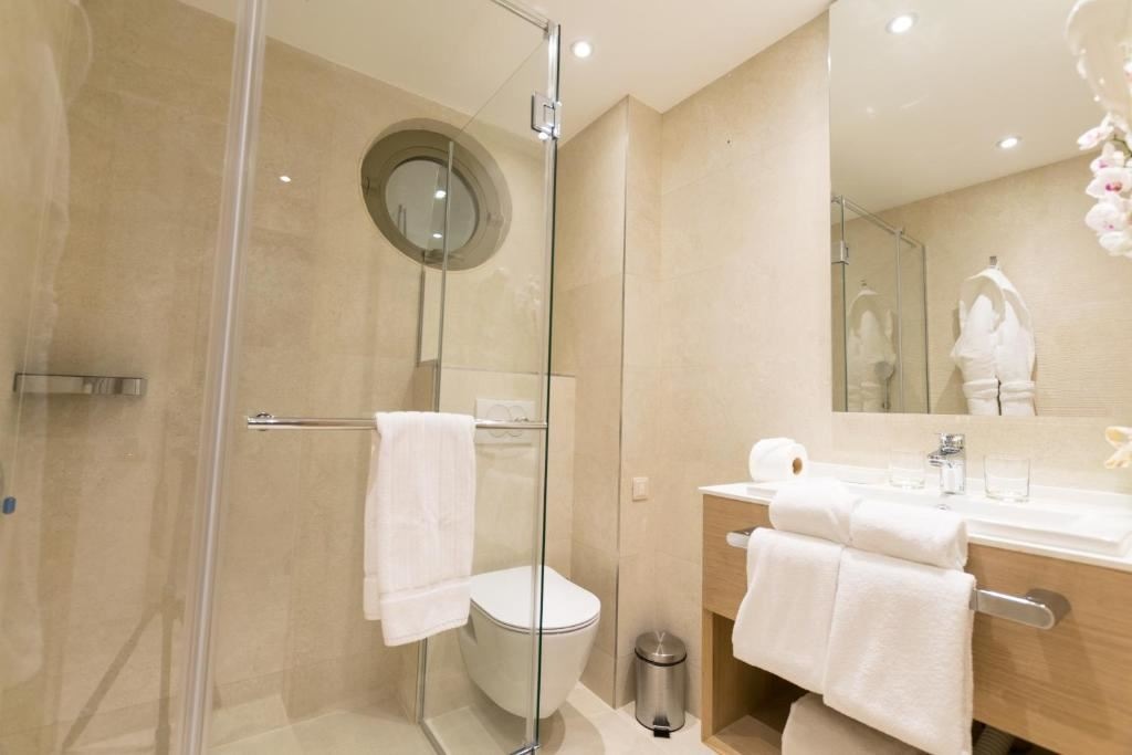 rooms-standard-room-atrium-view