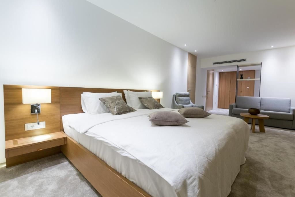 rooms-junior-suite-atrium-view