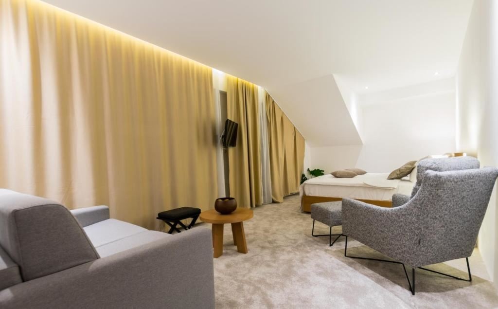 rooms-junior-suite-atrium-view