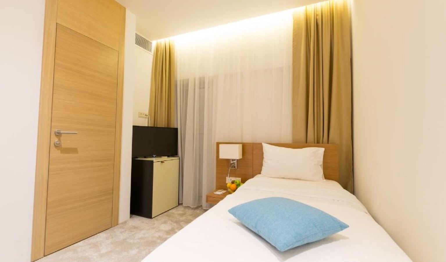 rooms-single-room-atrium-view