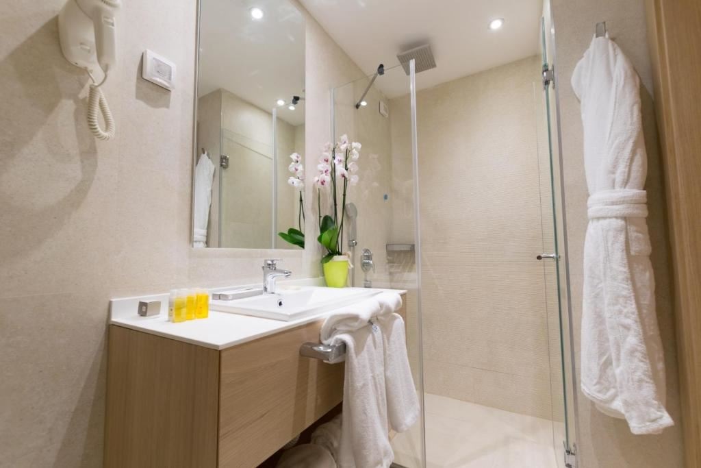 rooms-single-room-atrium-view