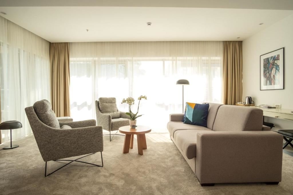 rooms-comfort-suite-partial-sea-view-balcony