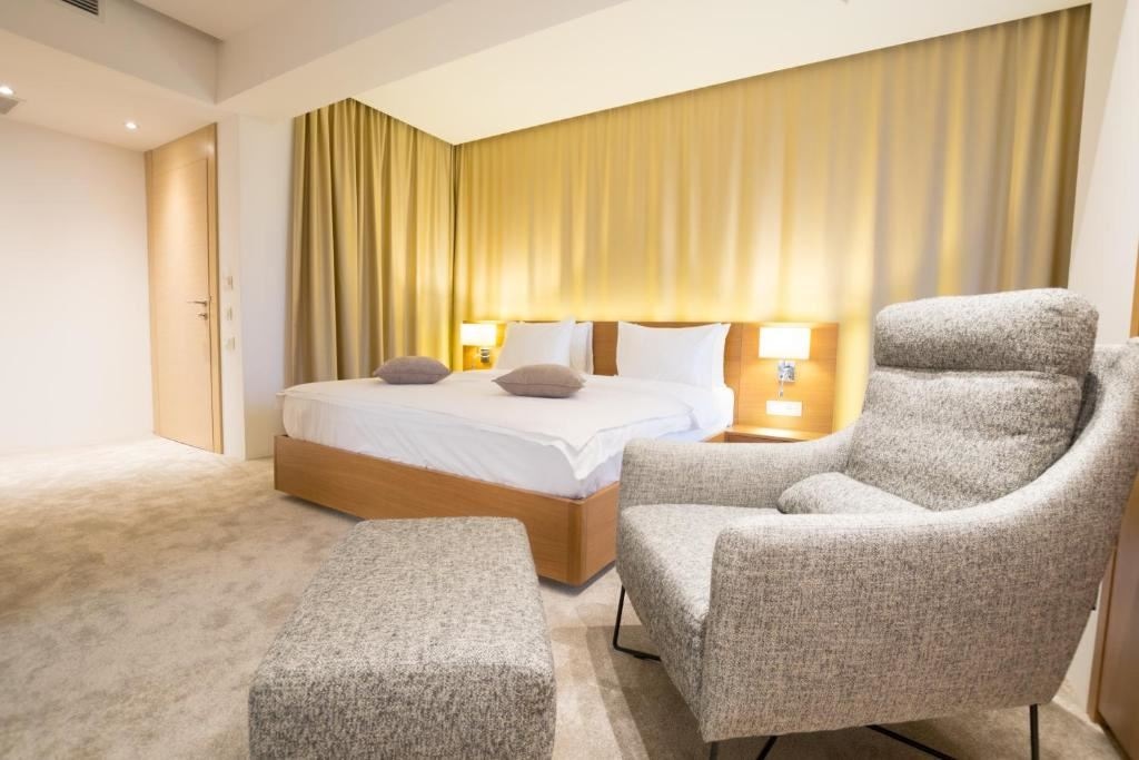 rooms-comfort-suite-partial-sea-view-balcony